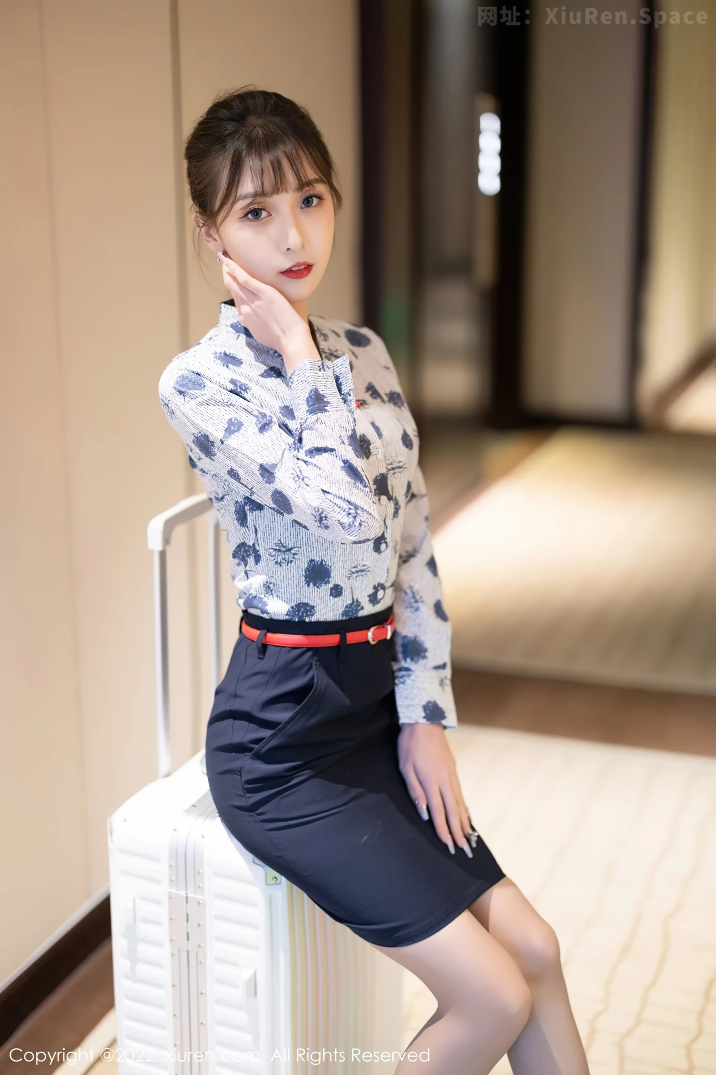 图片[2]-[XiuRen秀人网]VOL.4447 模特林星阑空姐制服半脱露性感黑色内衣配灰丝裤袜诱惑写真100P-秀人网官方网站